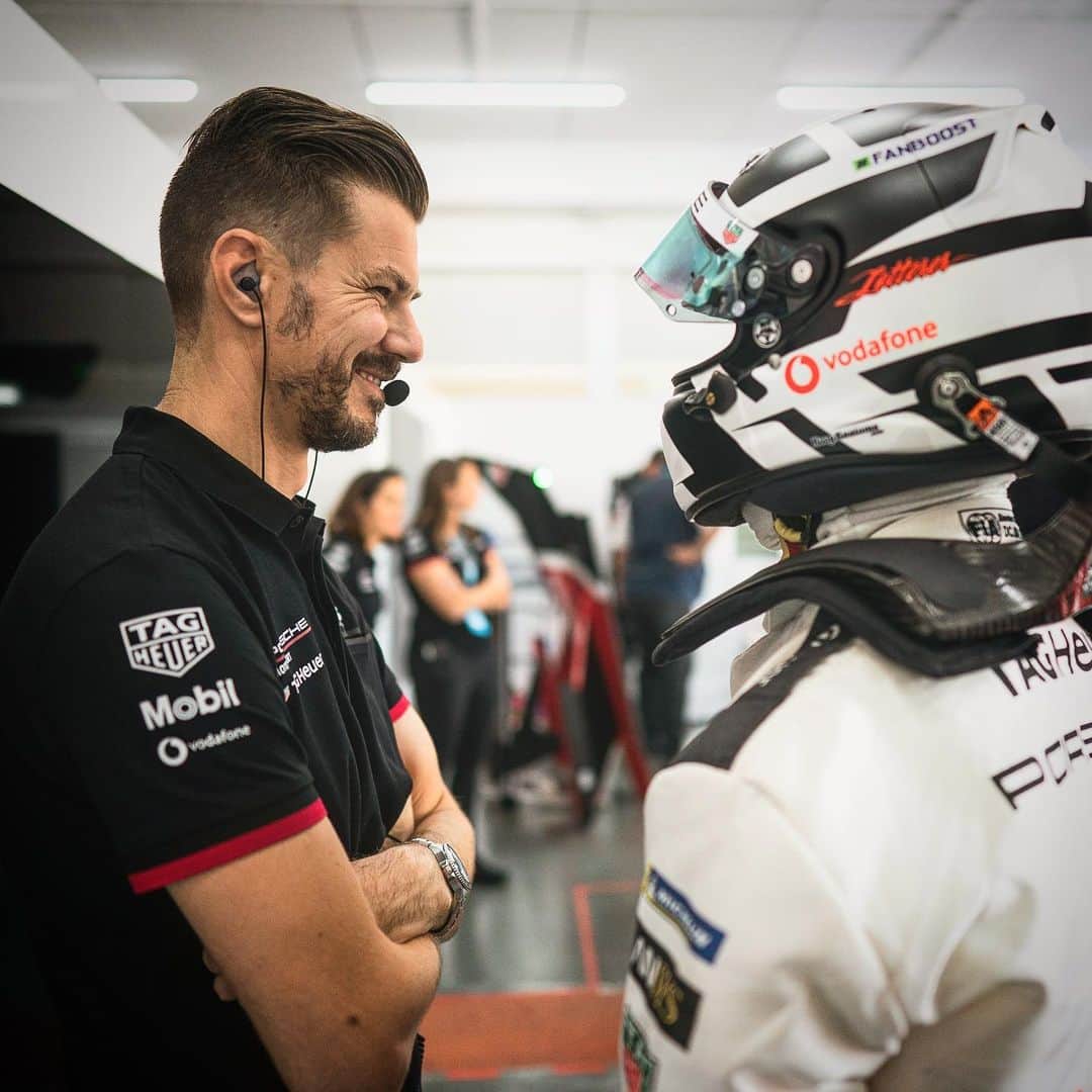 のインスタグラム：「Always fun to put all the hours in we need to with my engineer @this_is_just_fab and the @porsche.formulae team! Round one next weekend! @tagheuer @boss @saudi_airlines @fiaformulae @vodafone_group @araihelmet.ltd」