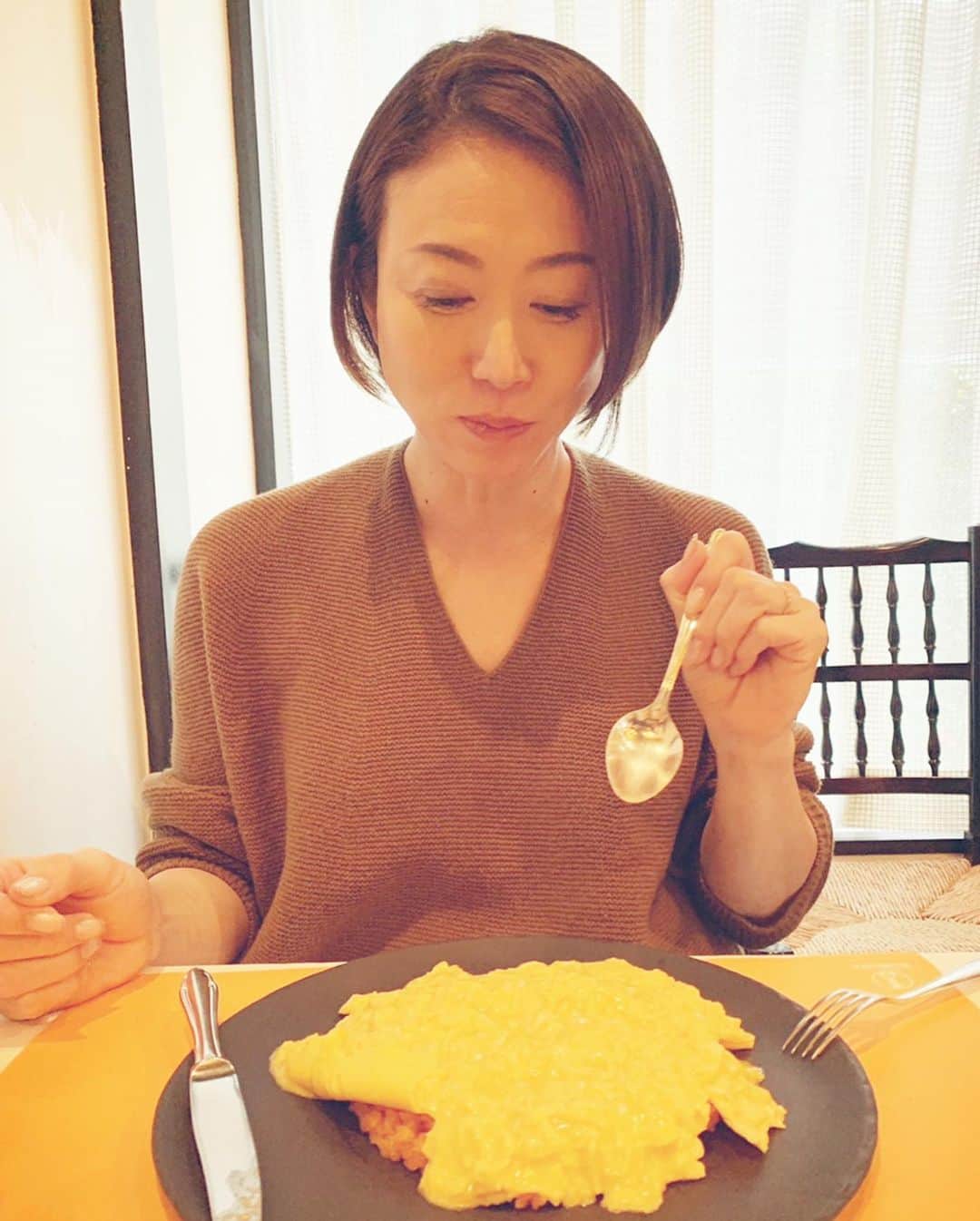 田中雅美さんのインスタグラム写真 - (田中雅美Instagram)「今日は？今日も？笑笑 マイさんとランチデート❤️ たまたまタイミングが合って、日本橋たいめいけんへ。  本当は、ガッツリカツカレーを食べたかったんだけど、せっかくだから名物のたんぽぽオムライス。  美味しく楽しく終始お喋りしながら完食でした♡  #たいめいけん #日本橋 #中村真衣 #初来店だったみたい #たんぽぽオムライス #私の写真の襟元が汚れてる #顔の影だよ #超絶汗かきみたいね　笑笑 #秋なのに　笑笑」11月13日 23時18分 - tanakamasami_official