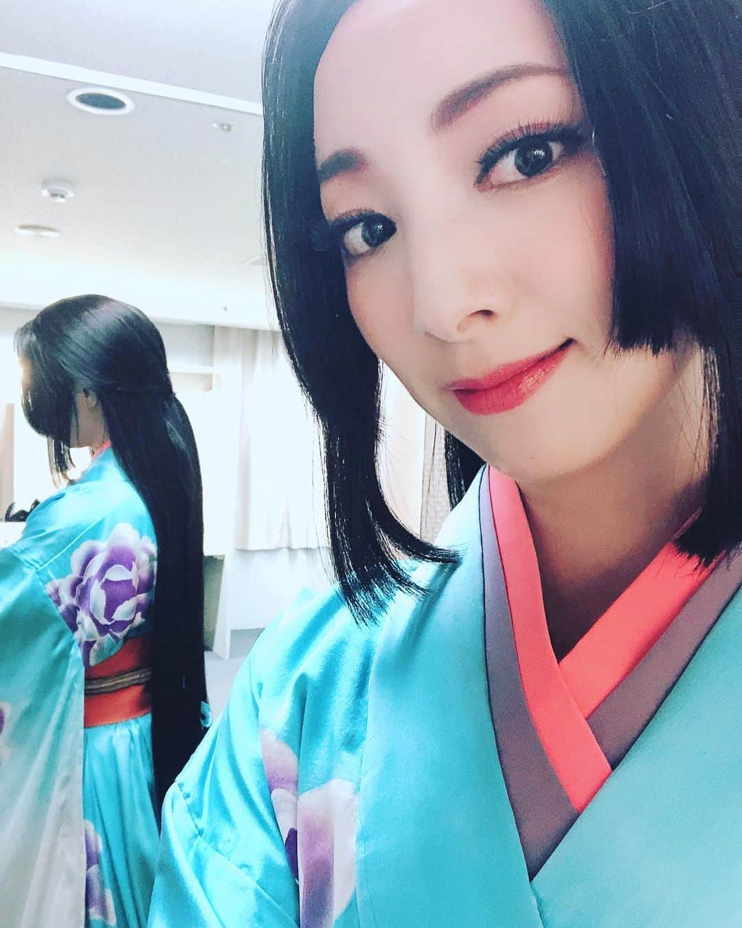 白羽ゆりのインスタグラム：「里見八犬伝の福岡公演終わりました！  何を食べても美味しい。 もう少し福岡にいたかったなぁ。  地元の方の方言にも癒されました。  ずっと欲しかった九州のお醤油も買えました😋嬉しい！！ 食べ物の話ばかりになりそう…楽しかったです！福岡❗️ 観に来て下さいましたお客さま、ありがとうございました。  こちら伏姫。 (襟が反転してますが)  伏姫も玉梓も大好きです。  次は愛知公演です！ 11月23.24日お待ちしてます✨✨」