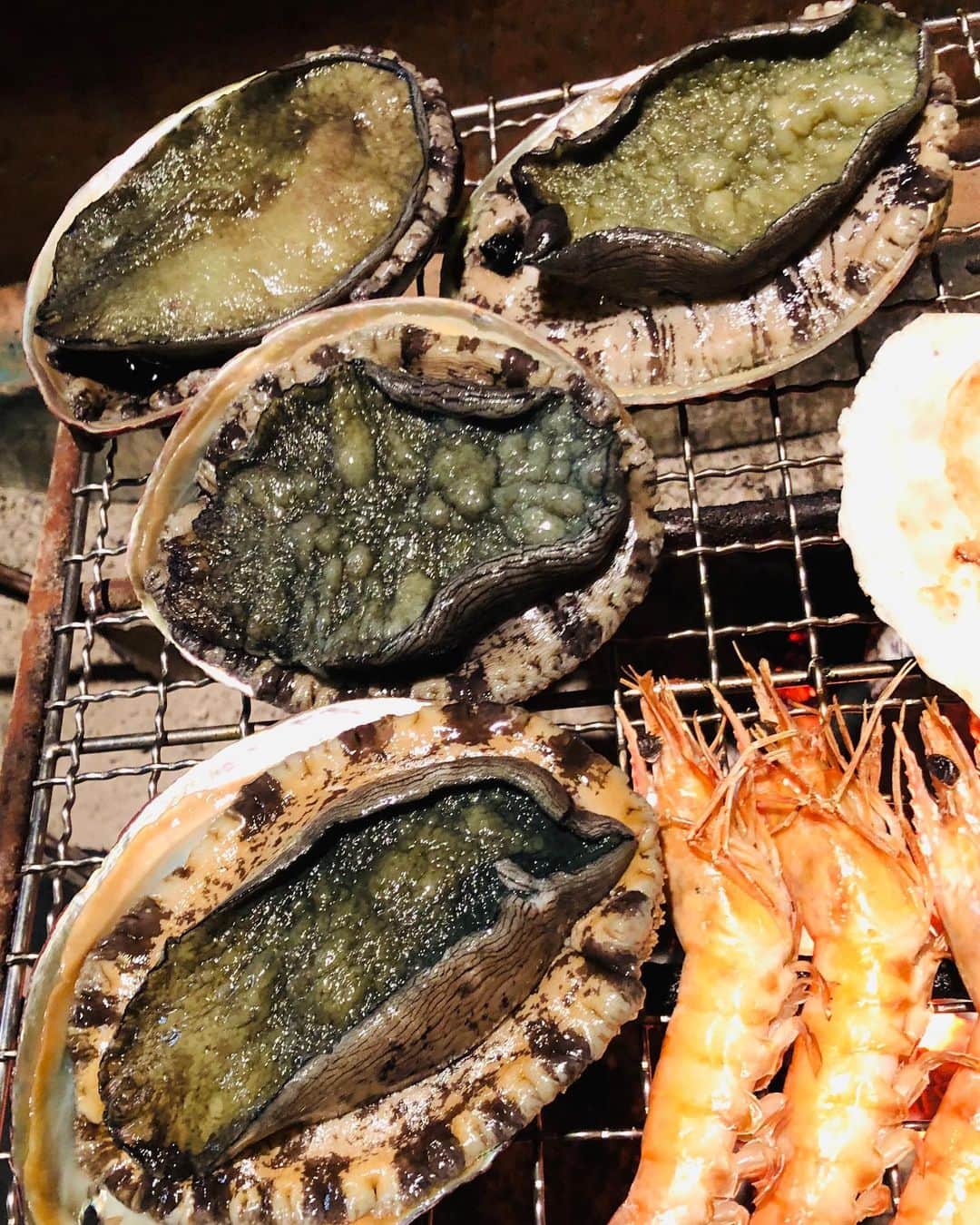 マイケル富岡のインスタグラム：「あーわーびー♡超ーでか！やっぱ炉端サイコー♪#あわび #特大あわび #いただきます #炉端 #炉端好き #魚介類 #魚介類好き #マイケル富岡 #俳優 #タレント #ハーフ #abalone #japanesestylebbq #giant #dinner #shooting #actor #actorslife #love #撮影 #delicious」