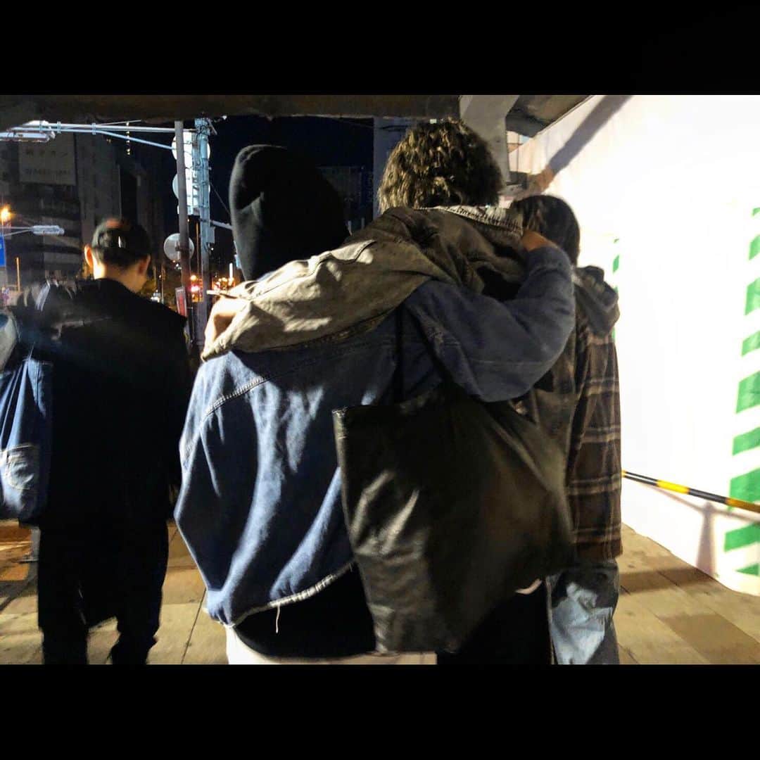 花沢将人のインスタグラム：「オーラルLIVE後。たくや初日おつかれさま。玄ちゃん一緒にありがとう。だっさんも駆けつける。」