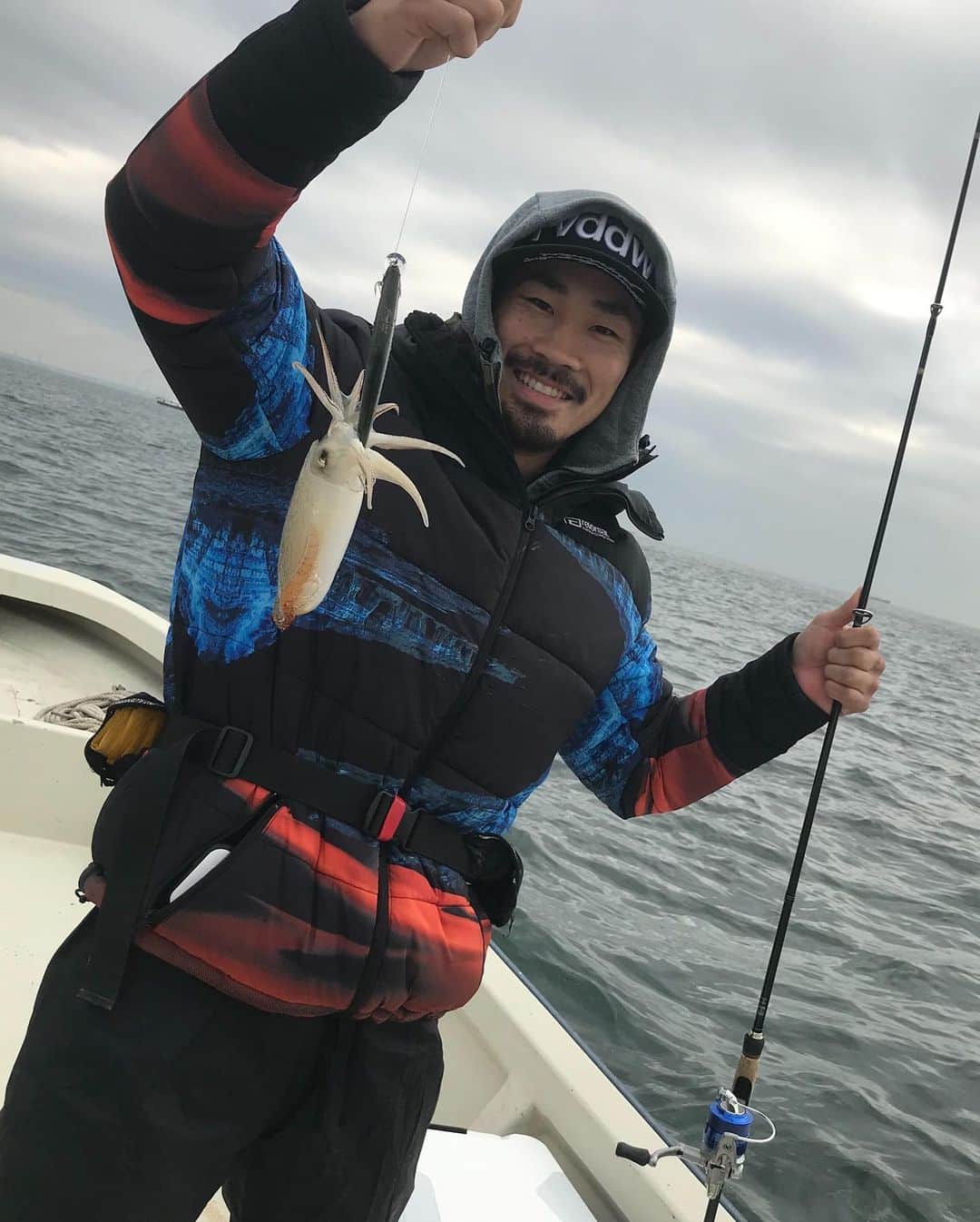 宮田和幸さんのインスタグラム写真 - (宮田和幸Instagram)「いつもの林遊船さんで出船！ サワラは撃沈しましたがシーバスは85cmget 芦田はイカ🦑釣りました。湾奥にイカいるんですね…。 #bravegym #fishing #釣り #サワラ #シーバス #林遊船」11月13日 23時41分 - miyata.hercules
