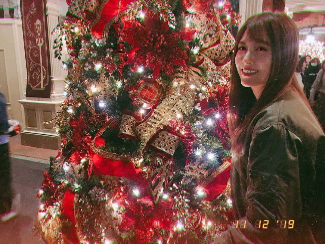 麻衣愛のインスタグラム：「一年で1番好きな時期がきた🎄❤️ #xmas #disney #disneyland #disneychristmas #クリスマス #ディズニー #ディズニーランド #夢が叶う場所」