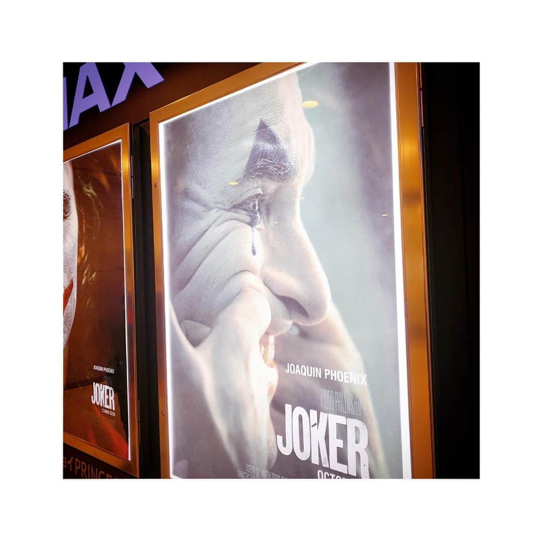 佐藤聡美さんのインスタグラム写真 - (佐藤聡美Instagram)「* * * 先日「JOKER」観てきました。 * * 前知識殆ど無い状態で観に行ったのですが もう、本当に、すごかったです…。。 * * 何が凄かったか言及してしまうと ネタバレになるので詳しいお話は避けますが わたしは、後半ずっとずっとずっと 涙が止まりませんでした。 今も思い出しただけで目尻が潤みます。 * 最後の演出には 思わず息を飲んでしまって… なんというか、喜劇とは…？！ って、こう、色々と、考えてしまう感じの …あああ語彙力が行方不明です。。。 とにかく衝撃的な作品でした。 * * また観たいような、観るのが怖いような ふくざつなきもちー！！！ * でも、パッケージが出たら きっと観ちゃうんだろうな。。 * * * * #映画 #映画鑑賞　 #JOKER #衝撃的 #文章考えてる間にも #思い出し泣き #語彙力 #行方不明 #また観たい #けど #観るのが怖い #気もする　 #ふくざつ」11月13日 23時44分 - sugar_me58