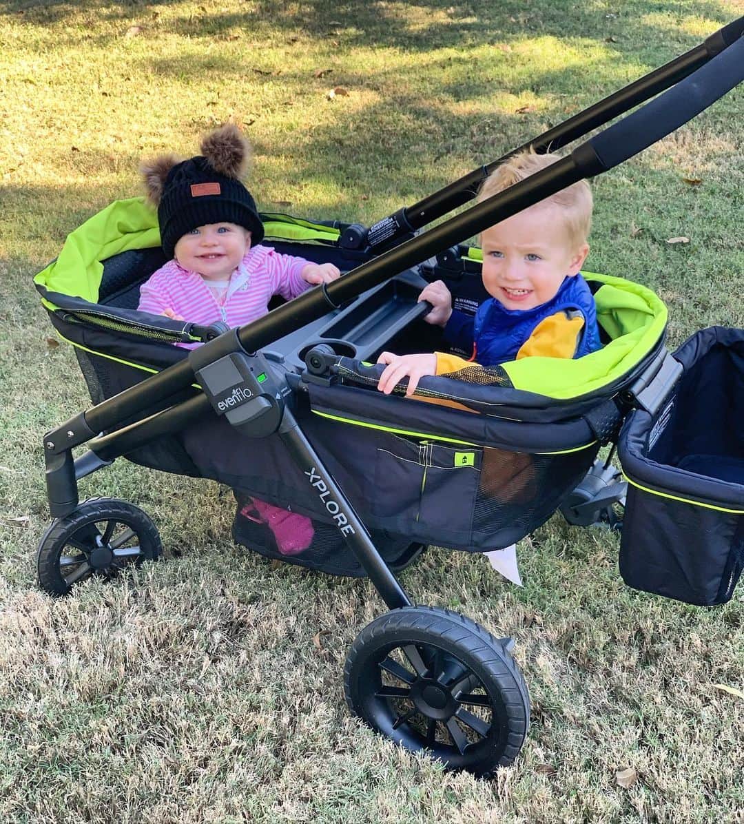 カーリー・パターソンのインスタグラム：「Graham said he’s ready to get out of this 20 something degree weather and go to the beach with our @evenflobaby Pivot Xplore All-Terrain Stroller Wagon 🏖 I’m with ya bud🙋🏻‍♀️」