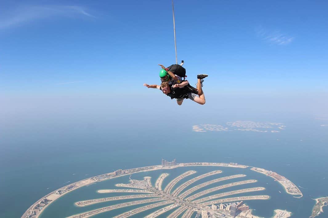 カイル・エドマンドさんのインスタグラム写真 - (カイル・エドマンドInstagram)「Throwing myself into pre-season training like........... #throwbackthursday #dubai #skydiving」12月13日 4時27分 - kyle.edmund