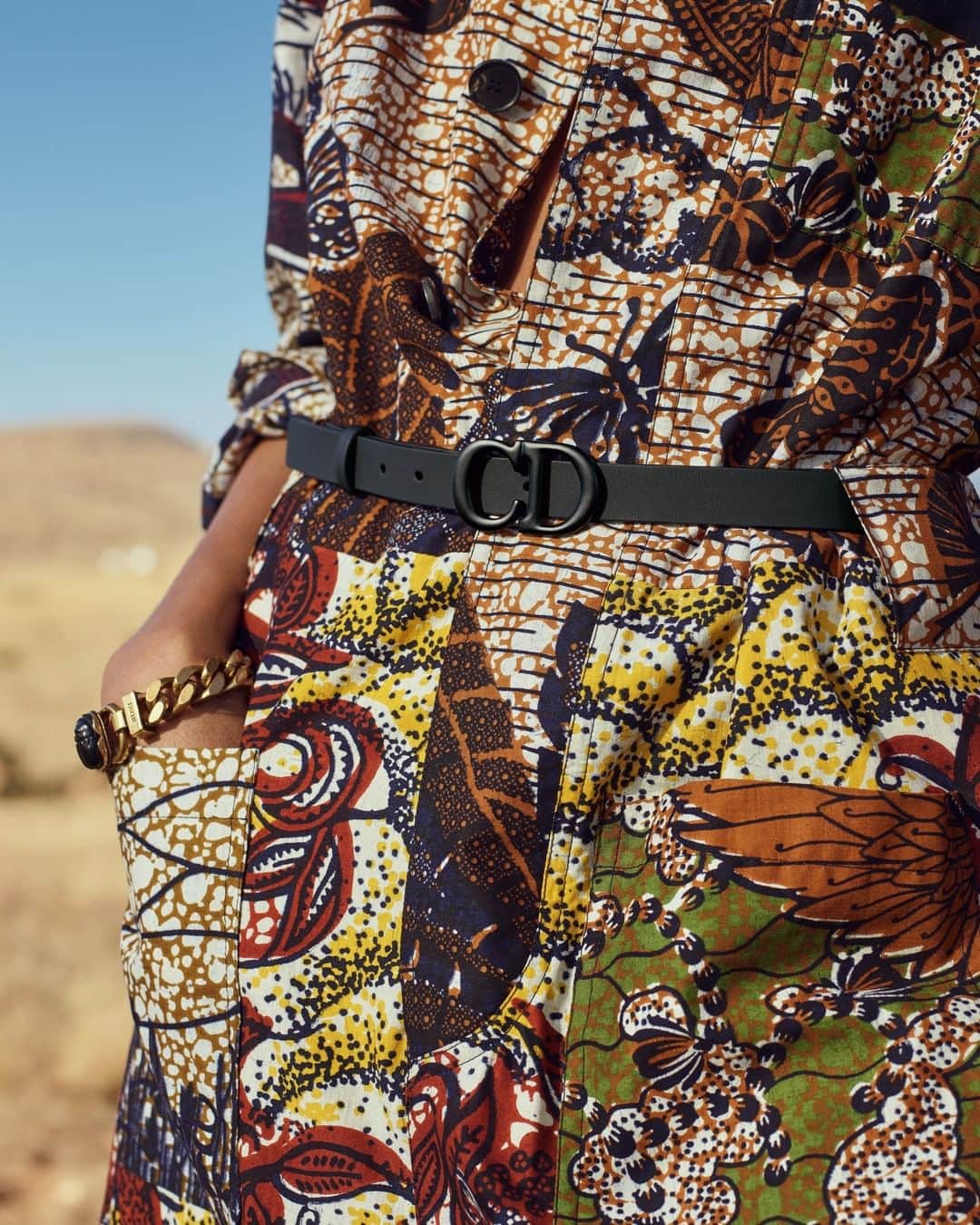 クリスチャンディオールさんのインスタグラム写真 - (クリスチャンディオールInstagram)「Swipe to be transported to South Africa with friends of the House @RuthnotMay, @Mulan_Bae and @Adesuwa, presenting the latest accessories from the #DiorCruise 2020 collection by @MariaGraziaChiuri, ranging from the camo #DiorBookTote to the 'ABCDior Tribales' earrings and the chic #DiorSaddle belt in ultra-matte black. Photo by @NadineIjewere Video by @Tendernightparis」12月13日 3時00分 - dior