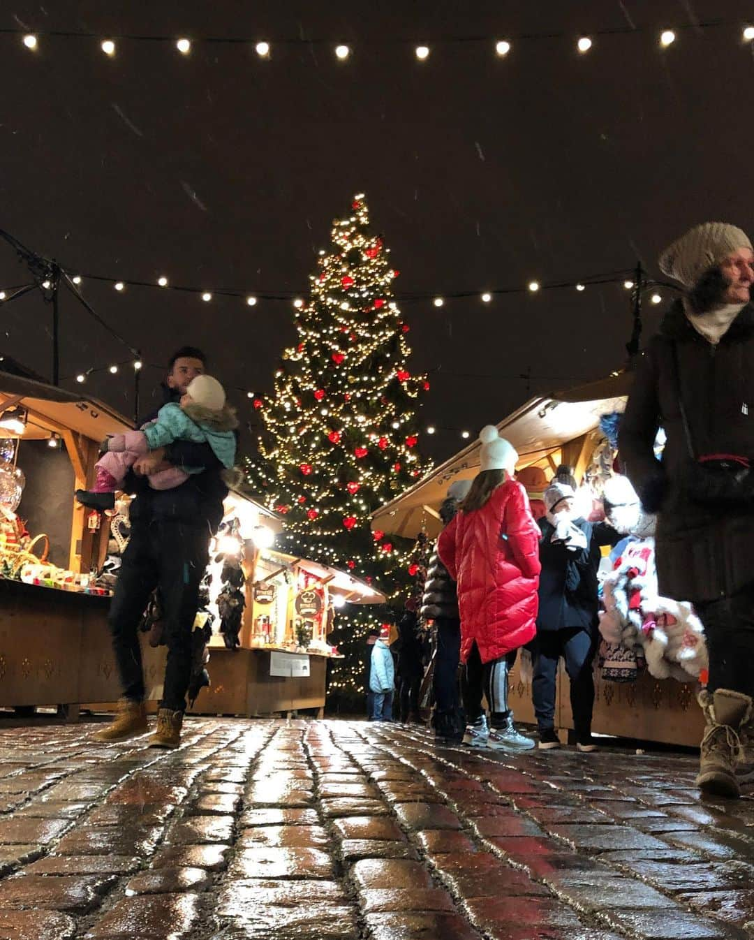 ブラント・ドーハティさんのインスタグラム写真 - (ブラント・ドーハティInstagram)「Tallinn is pure magic 😍❄️🎄 @visitestonia #visitestonia」12月13日 2時54分 - brantdaugherty