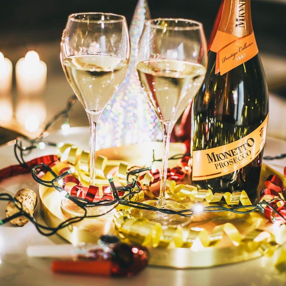 Mionetto Prosecco ČRのインスタグラム：「Čas připravit vánoční výzdobu 😁 Komu taky pomáhá se zdobením Mionetto? 🤩🎄🎅#mionetto #mionettoprosecco #december #winter2019 #christmas #love #decoration #followus #goodvibes #proseccovibes」