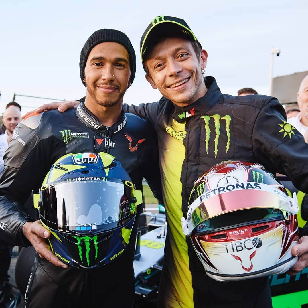 F1さんのインスタグラム写真 - (F1Instagram)「Talent recognises talent 🤝 . Lewis Hamilton and Valentino Rossi trading their racing machinery? Count us in 😍 The two multiple champions collaborated with @monsterenergy to see what life is like on two wheels and four... . #F1 #LewisHamilton #Mercedes #MotoGP @motogp @lewishamilton @mercedesamgf1 @valeyellow46 @yamahamotogp」12月13日 3時01分 - f1