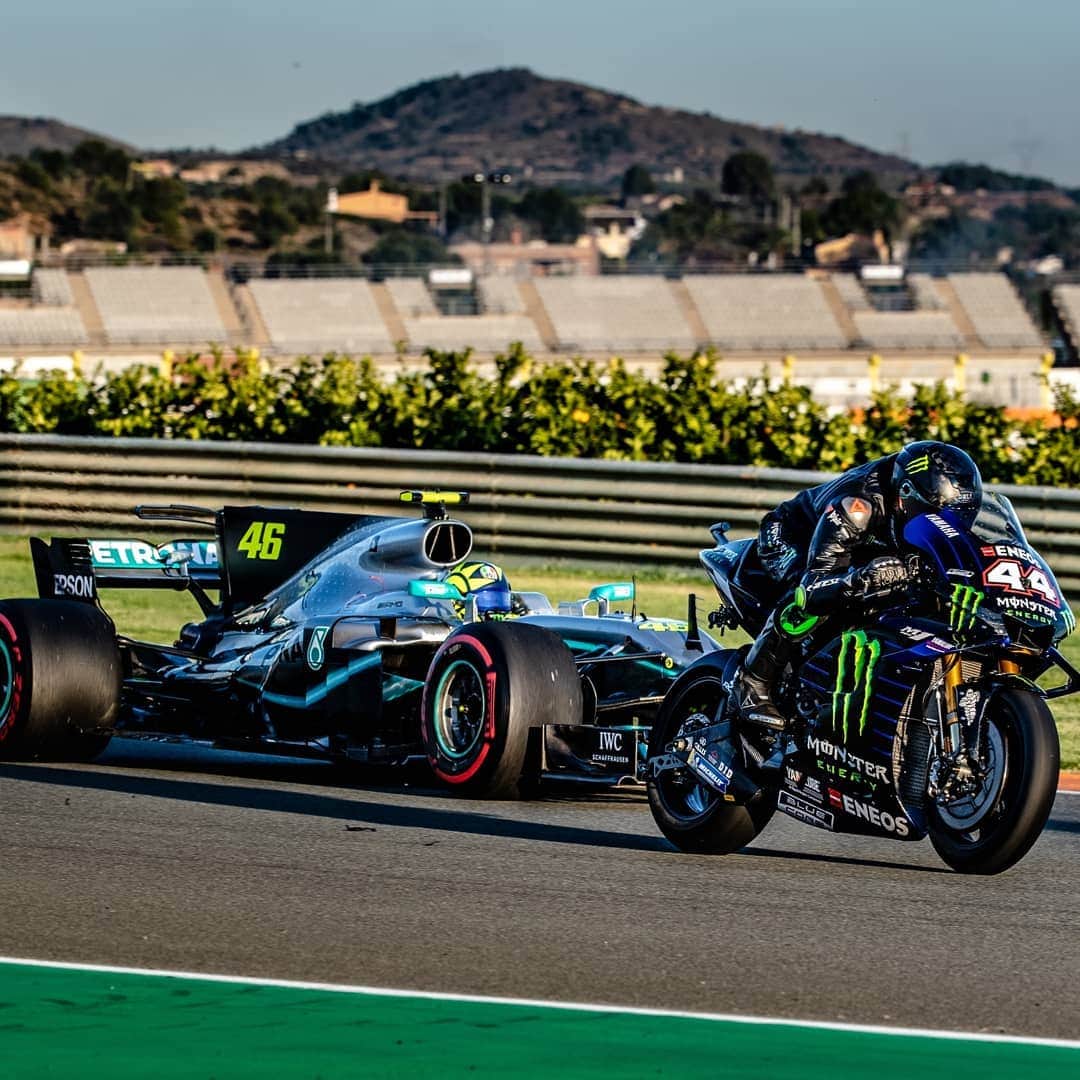 F1さんのインスタグラム写真 - (F1Instagram)「Talent recognises talent 🤝 . Lewis Hamilton and Valentino Rossi trading their racing machinery? Count us in 😍 The two multiple champions collaborated with @monsterenergy to see what life is like on two wheels and four... . #F1 #LewisHamilton #Mercedes #MotoGP @motogp @lewishamilton @mercedesamgf1 @valeyellow46 @yamahamotogp」12月13日 3時01分 - f1