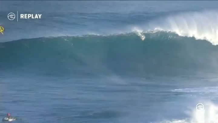 ケリー・スレーターのインスタグラム：「My boy @russellbierke getting second wave of the event at Jaws this morning straight into the barrel. If you’re not watching this on @wsl app or tv you should probably stop what you’re doing. @jamie_mitcho nearly drowned just now and @makuarothman took a bit wipeout pulling in the barrel. Insane start to the morning. Thanks to the water patrol for being on it!」