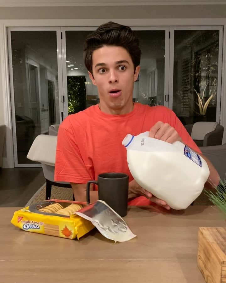 Brent Riveraのインスタグラム：「Everything is way louder at night 😳😂 @christian tag a friend😫」