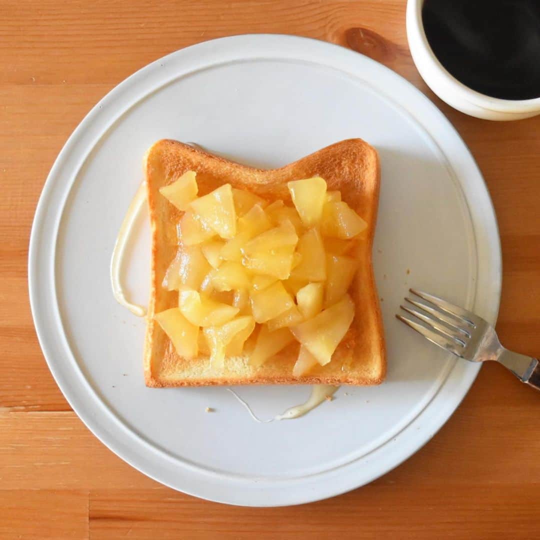山崎佳のインスタグラム：「Today’s breakfast. りんごを煮ました。」