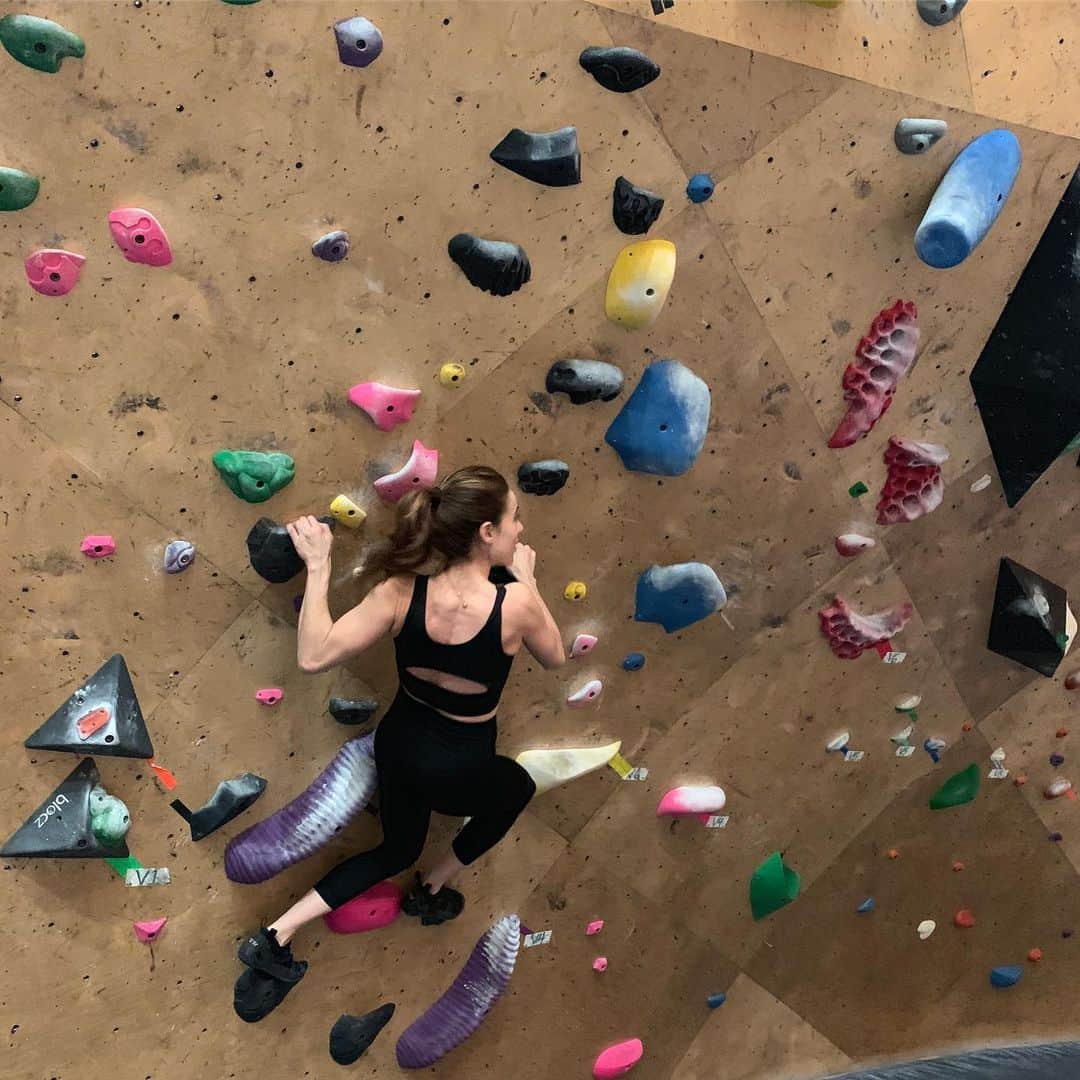 マリーナ・スコーシアーティさんのインスタグラム写真 - (マリーナ・スコーシアーティInstagram)「Climbing + making friends at @brooklynboulders! Everyone has been so friendly and helpful as I learn to climb. A big THANK YOU to my new climbing community! #bkblove #climbing #climblikeagirl #climbingwall #climbingwallsandmakingfriends #wallart #rockclimbing #rockstar @shopdyi」12月13日 3時25分 - marinasqu