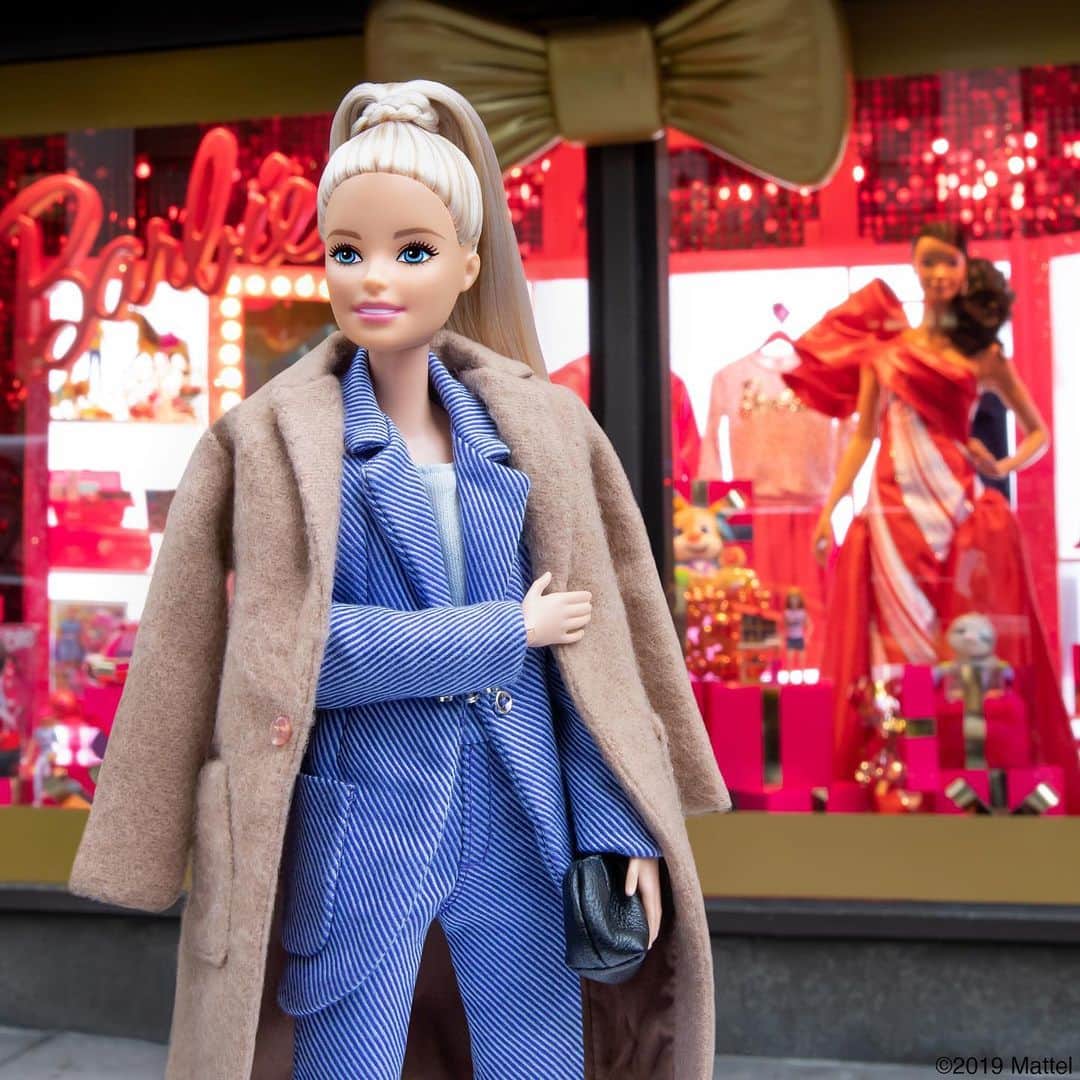 バービーさんのインスタグラム写真 - (バービーInstagram)「Doing a little window shopping at @macys. 💕 #barbiexmacys #barbie #barbiestyle」12月13日 3時38分 - barbiestyle