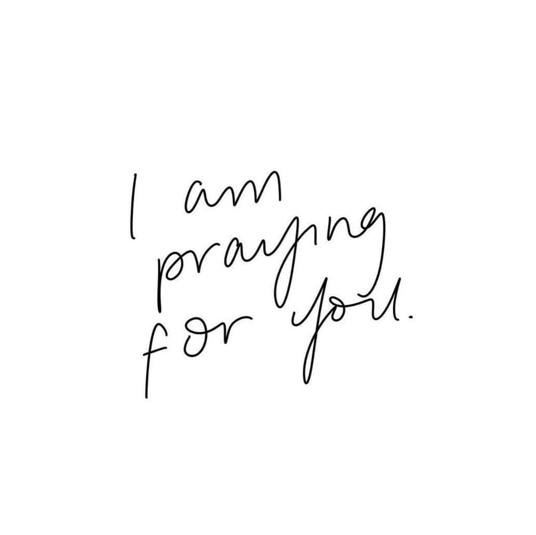 サマンサ・ドロークのインスタグラム：「Drop your prayer request below ❤️」