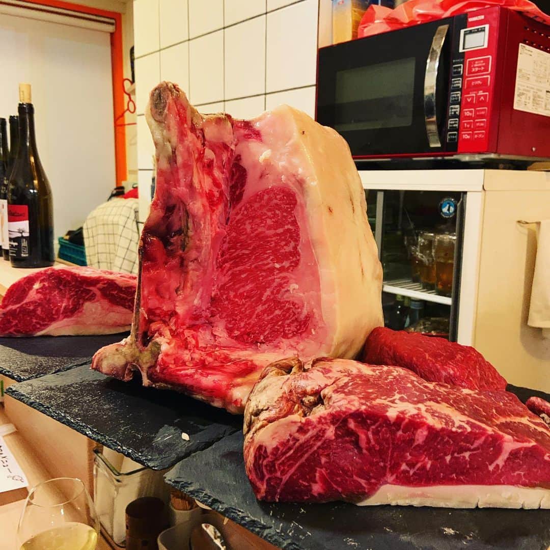 志摩有子さんのインスタグラム写真 - (志摩有子Instagram)「肉焼き師匠　@isami_takayama1226  シェフが不定期で開いているステーキ酒場に初参戦。フレッシュのアンガスビーフにかずさ和牛、熟成牛はさの萬と師匠作のいさみスペシャル。めくるめく肉の世界を堪能。そして〆は憧れのにぼバターで素にぼたん。最高。 #ステーキ酒場  #にぼたん」12月13日 3時52分 - ariko418