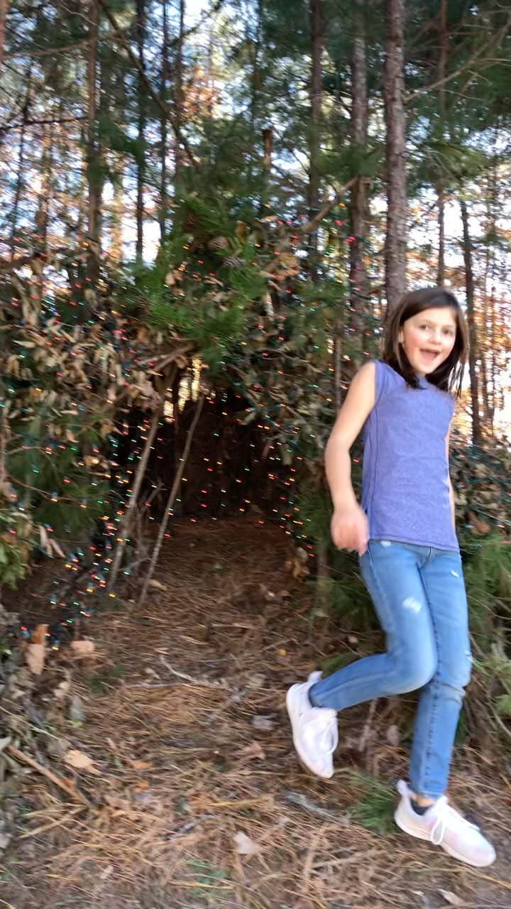 Angie Keiserのインスタグラム：「Mud hut, survivor shelter, whatever she’s calling it theses days - it’s looking a lot more festive. Also: SHE BUILT A SWING 😳」