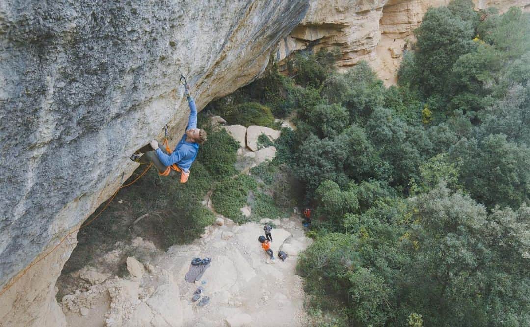 ヤコブ・シューベルトさんのインスタグラム写真 - (ヤコブ・シューベルトInstagram)「Missing the amazing days in Spain on the rock. But hard training is fun in it‘s own way as well!  Nevertheless I can’t wait for some more shorter outdoor trips after Christmas 💪 • Photo by @alpsolut_pictures • #rockclimbing #training #climbing_pictures_of_instagram  #climbing #myinnsbruck  @mammut_swiss1862 @lasportivagram @raiffeisen @innsbrucktourism @gloryfy @thecrag_worldwide @heeressportzentrum」12月13日 4時05分 - jakob.schubert