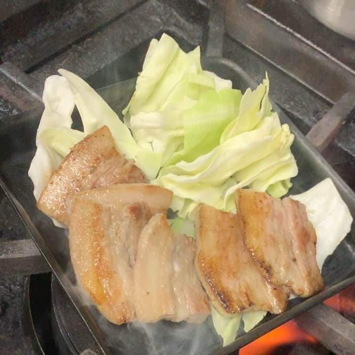 ゆずの小町 石山店のインスタグラム：「#豚バラ黒胡椒焼きだわさ#ゆずの小町#石山#居酒屋#食べ放題 #飲み放題#宴会#女子会#会社宴会#滋賀 #完全個室#ゆず酒#創作料理#プライベート#駅近#ビル5階#働いて笑おう#followme#団体 #貸切#接待#合コン#コース#安い」