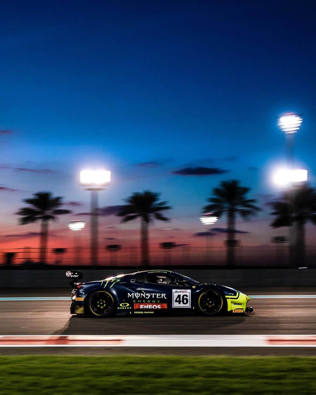 バレンティーノ・ロッシのインスタグラム：「Gulf 12 hours start now at Yas Marina Circuit 🏁  Thursday FP1 📸 @camilss」