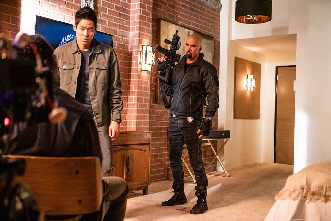 シェマー・ムーアさんのインスタグラム写真 - (シェマー・ムーアInstagram)「Thank you to all my Homies, Fans, n Baby Girls for tuning to last nights Mid Season Finale of #swat ... “MONSTER” 😡💣🔥 Thank you for your continued support.... We’ll see you back on screen WED, JAN 15th 10/9c」12月13日 4時20分 - shemarfmoore