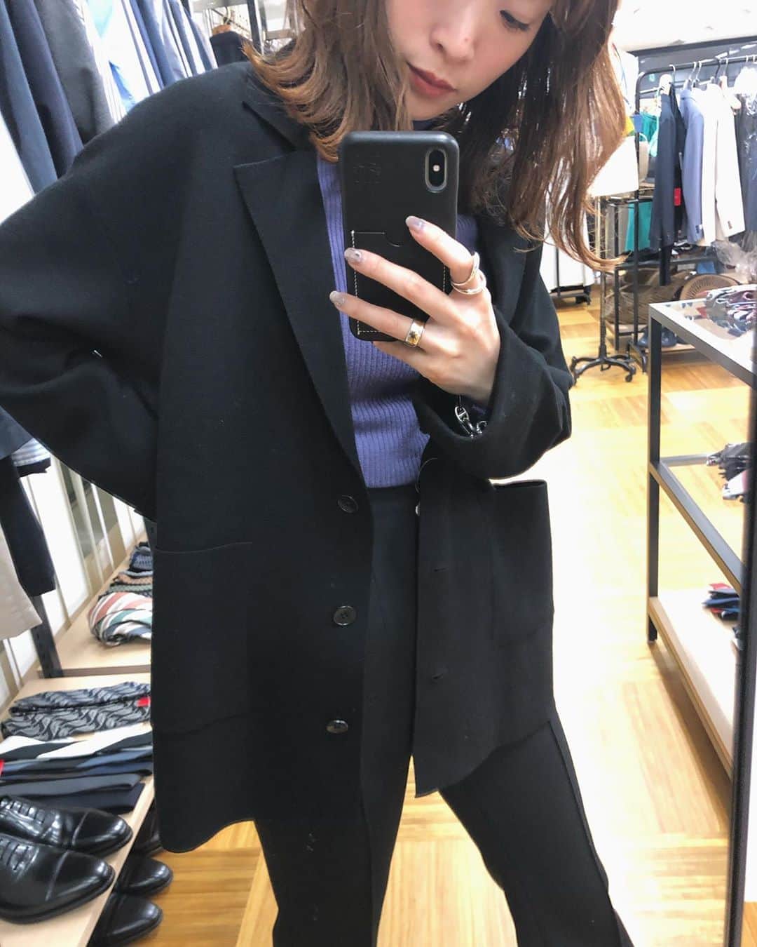 野尻美穂のインスタグラム：「wai 2020SS！ 作りたかったニットジャケットとネオンカラーのスカート。 #SHIPSプレスルームしかもここはメンズゾーン #wai_ships」