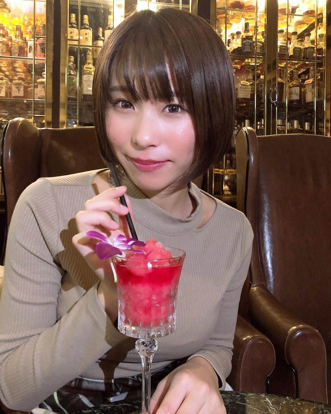 のインスタグラム：「大人な女🍷 ・ ストロベリーカシススムージー🍓🍓 ・ ・ #ヒルトン東京　#ぽん散歩 #彼女とデートなうに使っていいよ　#彼女とデートなう　 #ショートカット女子  #model #猫顔  #smile #girl  #shooting #셀카 #미소녀 #일본인  #非常好 #摄影 #塚田綾佳」