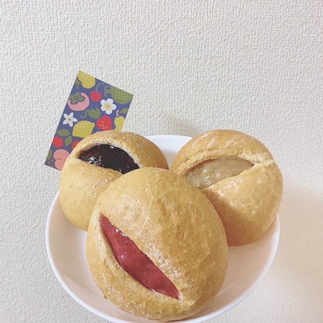 千葉恵里さんのインスタグラム写真 - (千葉恵里Instagram)「東銀座に新しくできたパン屋さん🍞 1日300個限定らしい!! ・ ジャムにこだわってるらしくて えりいはリンゴ食べたけど めっちゃ美味しかったよ🍎 ・ 温めたトースターにパンを入れて1分焼くのがベスト✨ ・ ・ #東銀座 #銀座月と花 #月と花 #パン #フランスパン #ジャム」12月12日 19時31分 - eriierii_1027