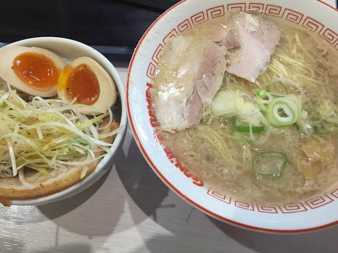 浦えりかのインスタグラム：「子どもが産まれてからラーメン屋さんにはなかなか行きづらいので、ショッピングモールに入っているフードコートでラーメンを楽しむようになりました。 #トレッサ横浜 の #ganjaramen #頑者  #イオンモール幕張新都心 の #麺屋心 #麺屋心イオンモール幕張新都心店  写真撮り忘れたけど #グランツリー武蔵小杉 の #自家製麺佐野  当分はフードコートに出店している美味しいラーメン屋さんを堪能したいな( ^ω^ )  #木更津アウトレット にある #中華蕎麦とみ田 の #松戸富田製麺 や #ららぽーと沼津 にある #飯田商店 にも行きたい！ フードコートラーメン＆つけ麺のオススメあったら教えて下さい！  #ラーメン #つけ麺 #フードコート #フードコートでラーメン #子どもとラーメン #ラーメン好きな人と繋がりたい」