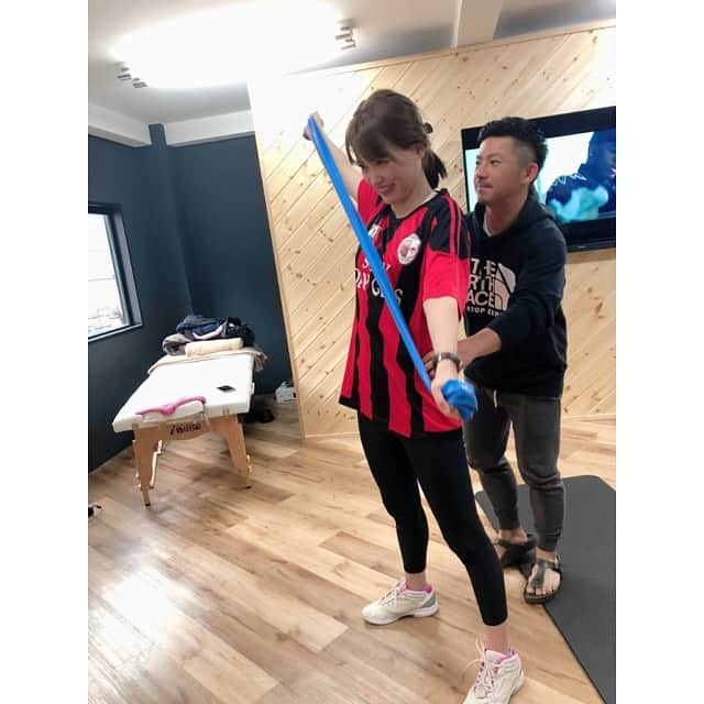 三島ゆかりさんのインスタグラム写真 - (三島ゆかりInstagram)「懐かしいものを引っ張り出してきてトレーニングしました💪🍎✨2016年って書いてるもんな〜SUNNYDAYGIRLSのサッカーユニフォーム⚽️ ゆかりんごの背番号は10番❣️ トレーニング中もヘラヘラ笑ってるように見えますが、私キツイと笑っちゃう人みたいで😂でも最後の写真はもうへばる数秒前の顔ですねww💦 #パーソナルトレーニング #トレーニングチューブ #キツイ時こそ笑顔 #染み付いてるのか #笑っちゃうんです #でも #ほんまにキツイ #スーパードーム #イメージガール #ユニフォーム #サッカー #背番号 #10番 #三島ゆかり #ゆかりんご #筋トレ女子 #頑張ってます #玉造 #bodymakestudio #followｍe」12月12日 19時39分 - apple340