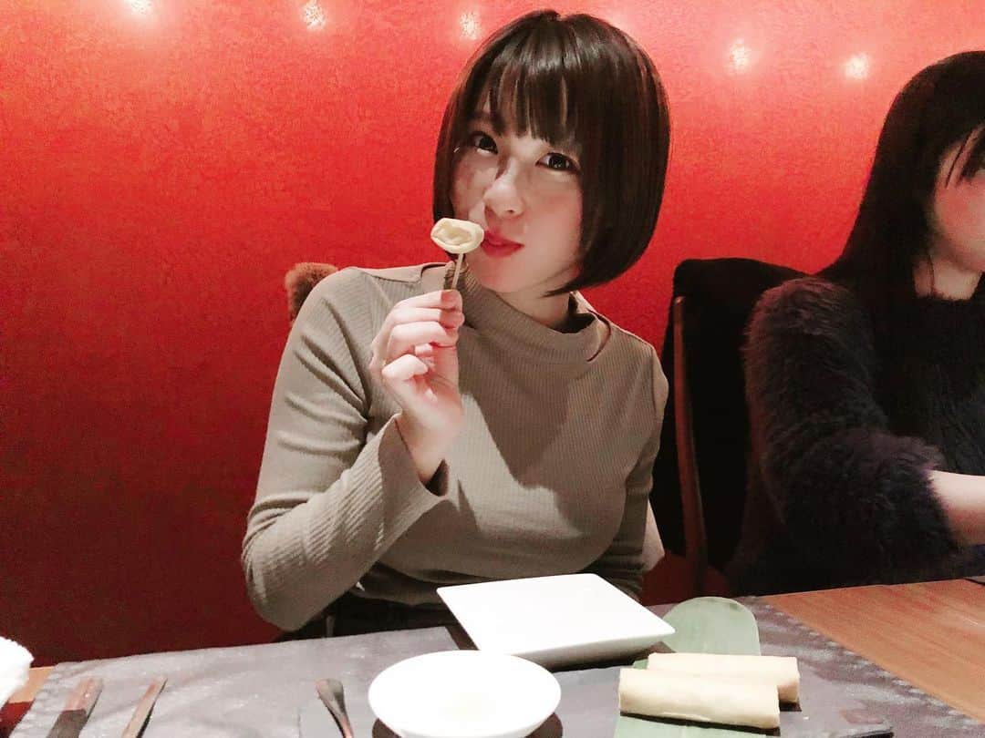 のインスタグラム：「撮影のあと スタッフの皆さんに #ヒルトンラーメン 連れて行って頂きました❣️🍜 ・ ラーメンではなく 五目つゆそばです🥰🍷🍷 ・ おいしかったぁ❤️❤️ ・ ・ #ヒルトン東京　#中華　#ぽん散歩 #彼女とデートなうに使っていいよ　#彼女とデートなう　 #ショートカット女子  #model #猫顔  #smile #girl  #shooting #셀카 #미소녀 #일본인  #非常好 #摄影 #塚田綾佳」