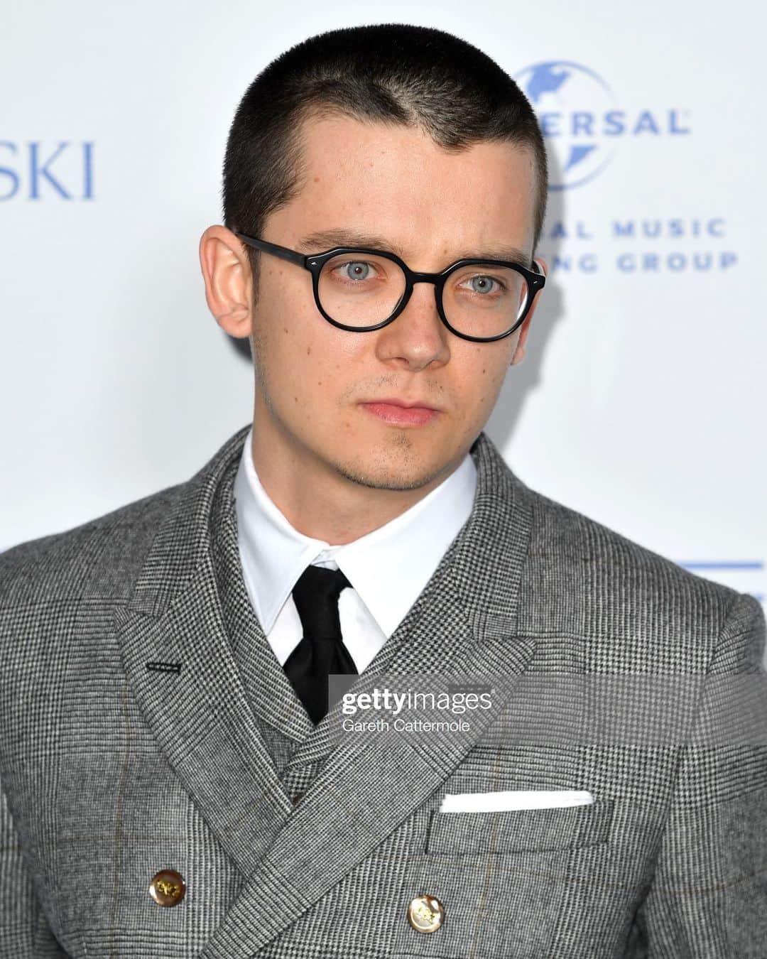 エイサ・バターフィールドのインスタグラム：「Channelling some sort of vibe at the BIFAS last week. Thank you @bifa_film for letting me present, and @joshuakanebespoke for the garms.」