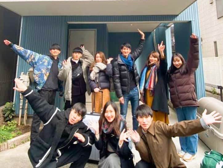 株式会社サイバー・バズのインスタグラム：「🏠1泊2日のインターン合宿を実施しました🏠﻿ ﻿ 採用直結のプレミアムインターン、エアビー合宿選考を行いました✔️﻿ その名の通りAirbnb（エアビーアンドビー）を利用して都内の一軒家を貸し切り😳❗️﻿ ﻿ 1泊2日の限られた時間の中、﻿ 提示されたお題に対してマーケティングプランを企画し、サイバー･バズ高村社長へプレゼン🎤﻿ 広告主の立場になり、どの企画が一番「試してみたくなるか」を評価基準に、﻿ 高村社長が優勝チームを決定します👑﻿ ﻿ 昨年から実施し、好評のインターン✨﻿ 今年は6名の就活生と、内定者・現場社員がチームを組み、社員の全面サポートのもとプランニングを行いました✍️📖﻿ ﻿ みなさん慣れないプランニングワークに悪戦苦闘しながらも、﻿ チーム内で活発に意見を出し合い、楽しんで取り組んでいました😉💪﻿ ﻿ 1日目夜にはお待ちかねの懇親会も開催🍺！﻿ 作業を中断して、お酒も交えながら本音トークも💣🤭﻿ 一段と仲が深まる機会になりました👀🤝﻿ ﻿ 2日目は朝からプランを詰めていき、午後に高村社長へ発表を行いました🕒﻿ 緊張しながらも、渾身のプランを堂々とプレゼンしました👏﻿ ﻿ プレゼン終了後は高村社長から的確なフィードバック！﻿ みんな一生懸命メモをとっていました☺️🌟﻿ ﻿ アットホームな雰囲気の中、﻿ 学生さんも社員も濃密な時間を過ごした今回のインターン合宿☀️﻿ ともに頑張ったチームメンバーへお礼のメッセージを寄せ書きしました🔥﻿ 思い出に残るインターン合宿になりました🌟  #インターン #プレミアムインターン　#エアビー #合宿　#マーケティング合宿 #新卒採用 #新卒  #先輩社員  #サイバーバズ  #ベンチャー企業 #webマーケティング #インフルエンサー #インフルエンサーマーケティング #渋谷 #東京 #インターン #インターンシップ #新卒採用 #新卒 #就活 #就活がんばれ #就活の息抜き #就活生と繋がりたい #21卒 #21卒就活 #キャリアウーマン #shibuya #tokyo #business」