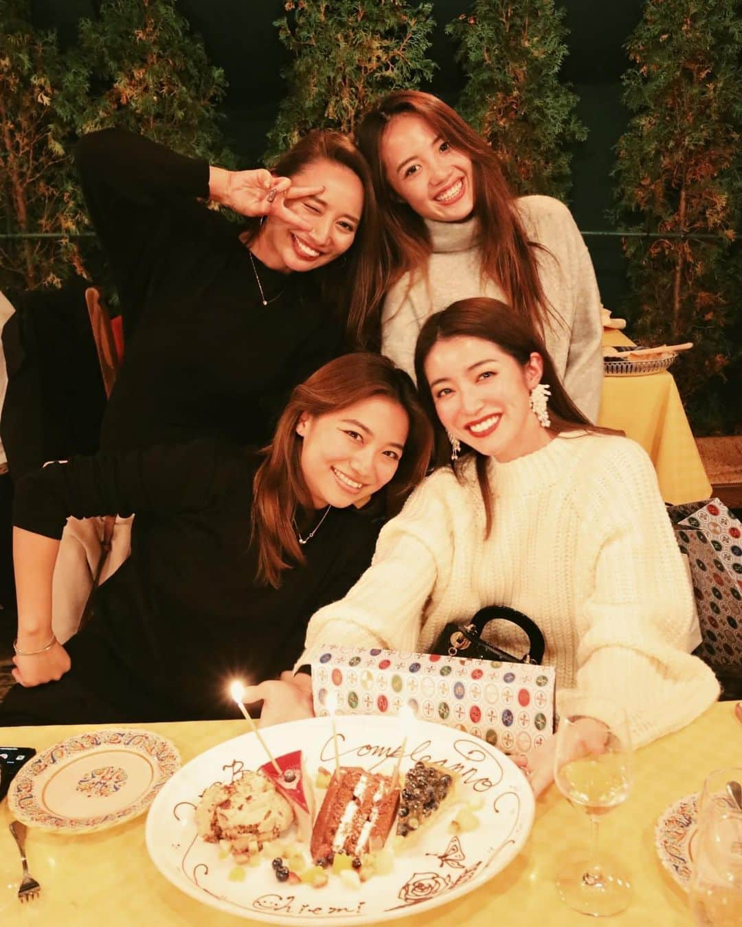 李 雨瀟さんのインスタグラム写真 - (李 雨瀟Instagram)「Happy Birthday to Chiemi💋 love u...❤️❤️❤️ . . #birthday #happybirthday #birthdaygirl #birthdaysurprise  #女子会 #白黒コーデ #ハードロック会」12月12日 19時52分 - yuisho_ri