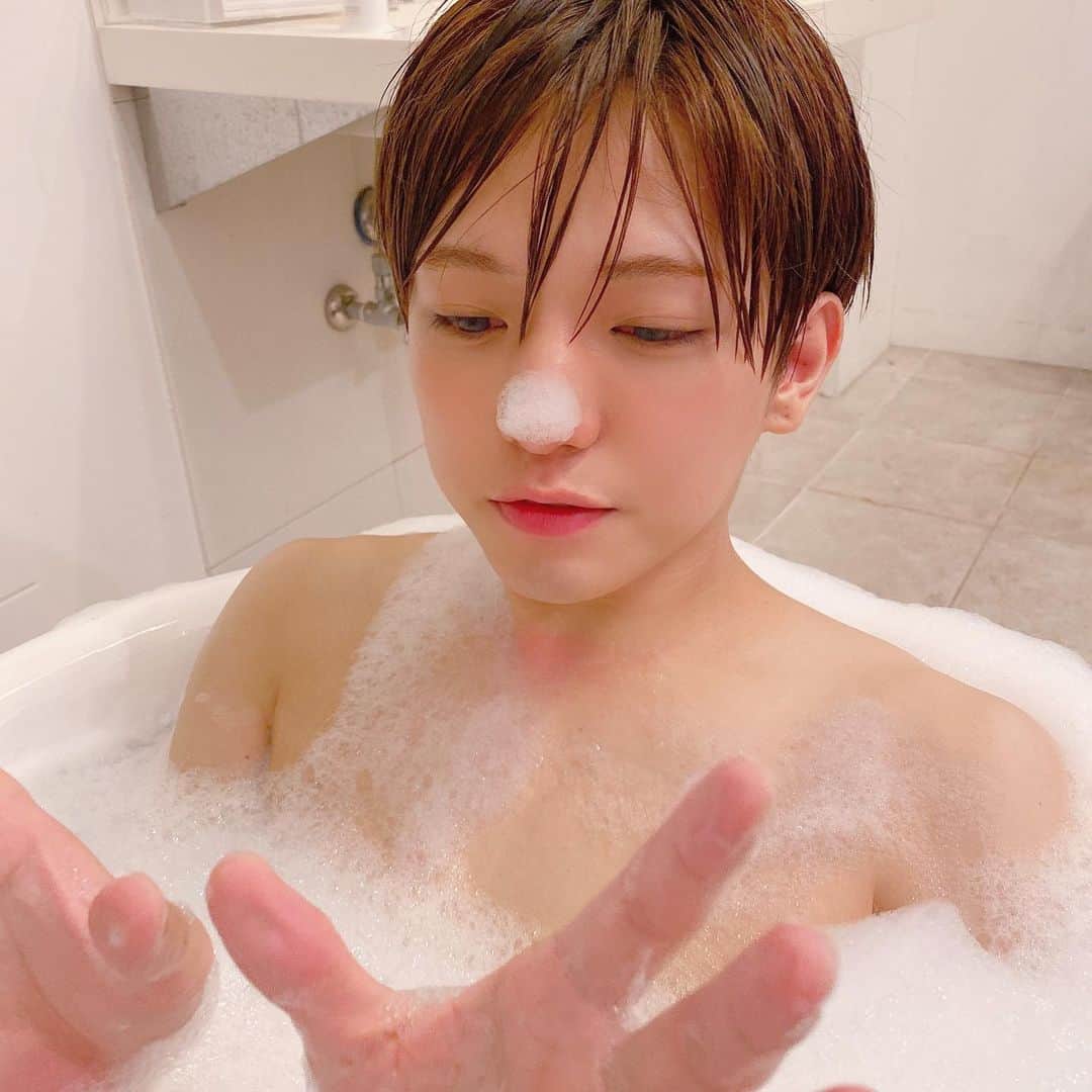 こんどうようぢのインスタグラム：「セクシーですか？  12.23 発売 PHOTOBOOK 『みこうかい』OFFSHOT.  購入はストーリーの ハイライトから。  #こんどうようぢ #お風呂 #みこうかい #미코우카이  #こんどうようぢphotobook  #こんどうようぢを教え隊」