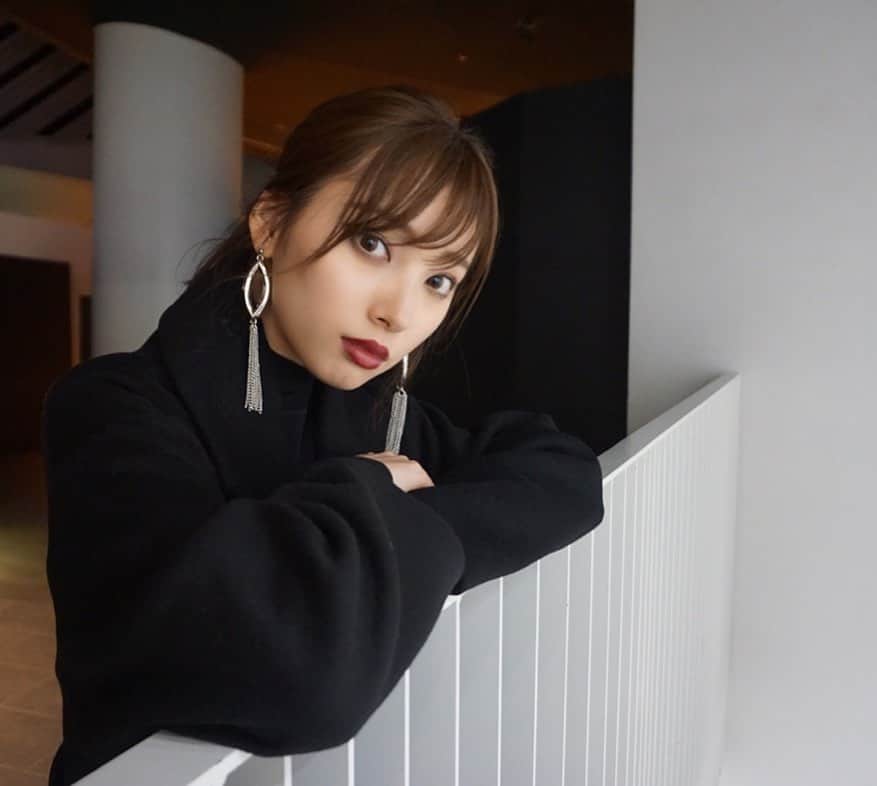 のインスタグラム：「デジカメの画質良い📷❤︎ この前の私服さん☺︎ outer @akte_official  one-piece @zara  accessory @leannofficial  bag @chanelofficial . #outfit#allblack#LEANN#leannofficial#vintagechanel#akte」