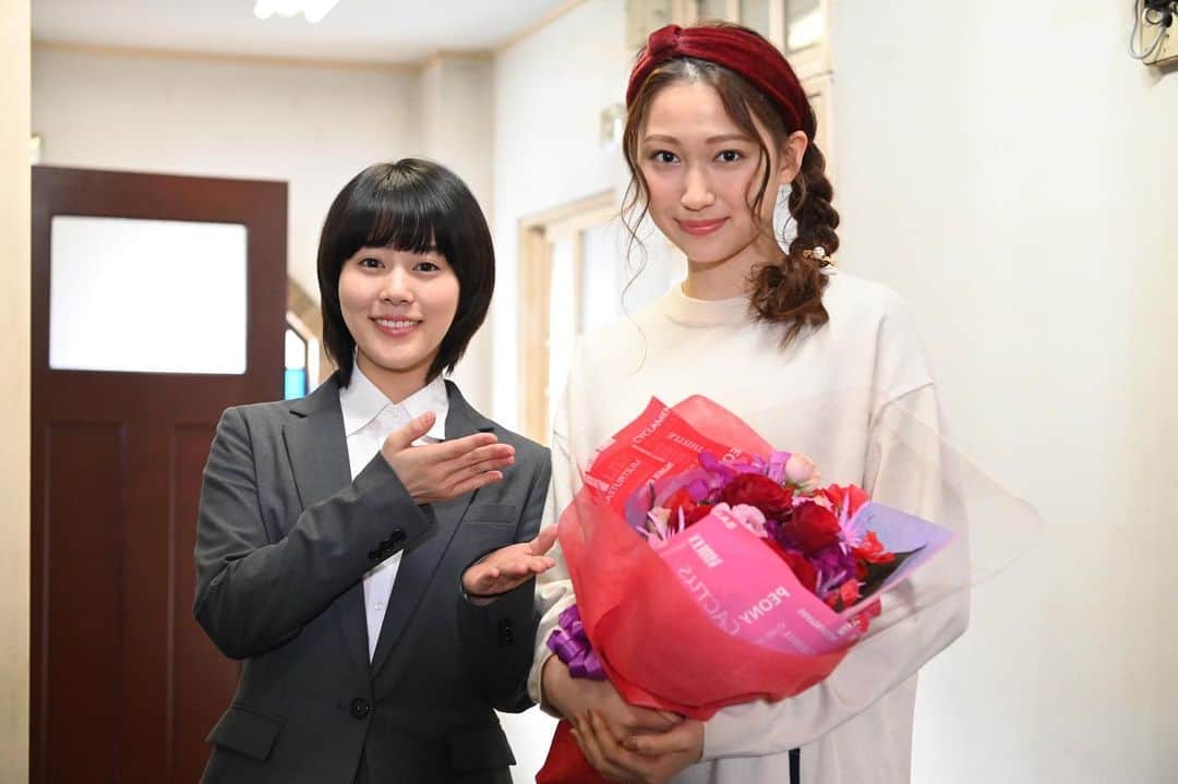 のインスタグラム：「🌸#同期のサクラ クランクアップ集🌸 同期のサクラも来週で遂に最終回😭 まずは、#梅たん 役の #大野いと さん♫サクラと共に紆余曲折ありながら10年を歩んできました‼️やっぱり最後は、このアパートにて🏠✨ #最終回 #12月18日 #日テレ #ギャルママ梅たん #サクラと初めて2ショット #高畑充希」
