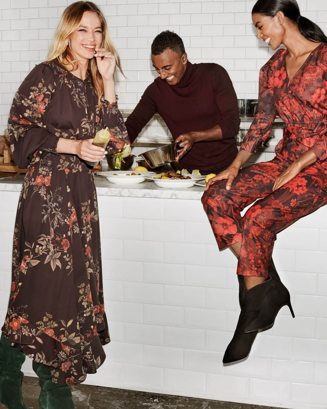 H&Mさんのインスタグラム写真 - (H&MInstagram)「When @marcuscooks makes you dinner…! 😻 Tag a friend you’d love share a meal with this holiday. #HM #MomentsInBetween  Long dress with smocking: 0819143001 Puff-sleeved jumpsuit: 0796046002 Pointed boots: 0822345001」12月12日 20時02分 - hm