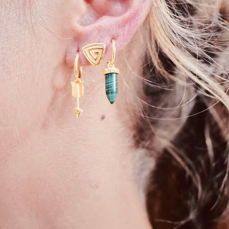 のインスタグラム：「Earrings really do make the easiest to please gift - so easy to wear and really one size fits all (if you’ve got your ears pierced 😜). Shop earring with Azuni!  https://azuni.co.uk/discover-british-designer-earrings  #easygifts #jewellerygifts #bestjewelrygifts #bestjewellerygifts #jewelleryforchristmas #jewelleryforchristmasgift」