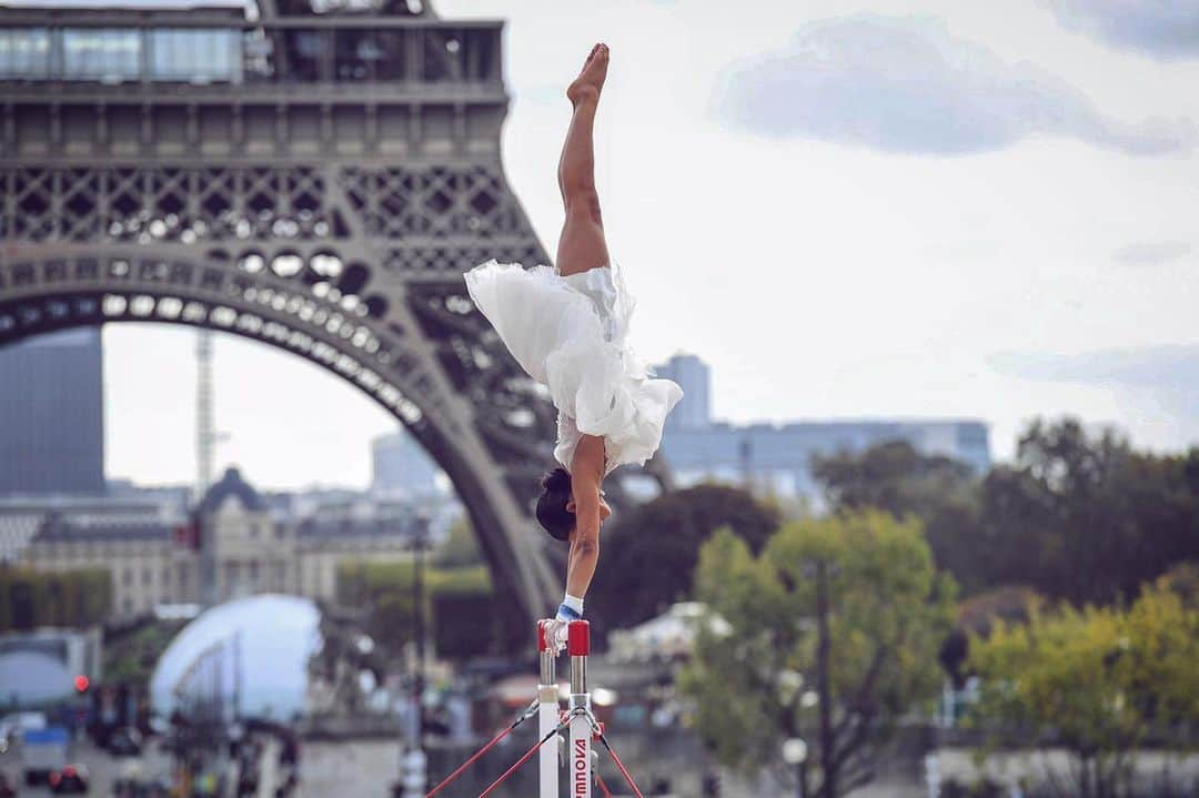 マリーヌ・ボワイエさんのインスタグラム写真 - (マリーヌ・ボワイエInstagram)「Aller voir le mini clip pour les championnats d’Europe à Bercy sur @ffgymnastique et dite moi ce que vous en avez pensé en commentaire 😉 Perso j’ai adoré tourner ce clip surtout avec cette superbe vue en face de la Tour Eiffel !  #paris2020 #europeanchampionship」12月12日 19時58分 - marineboyer974