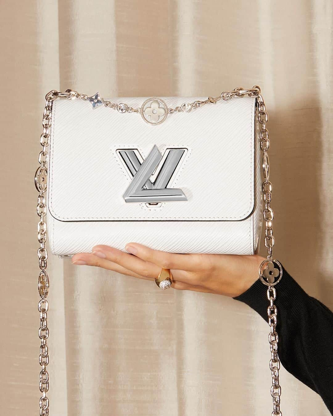 ルイ・ヴィトンさんのインスタグラム写真 - (ルイ・ヴィトンInstagram)「Find the Perfect Gift with #LouisVuitton. A new Twist bag boasts extra sparkle with a crystal-embellished chain strap. Explore a selection of #LVGifts both classic and new, iconic and on-trend via link in bio.」12月12日 20時00分 - louisvuitton