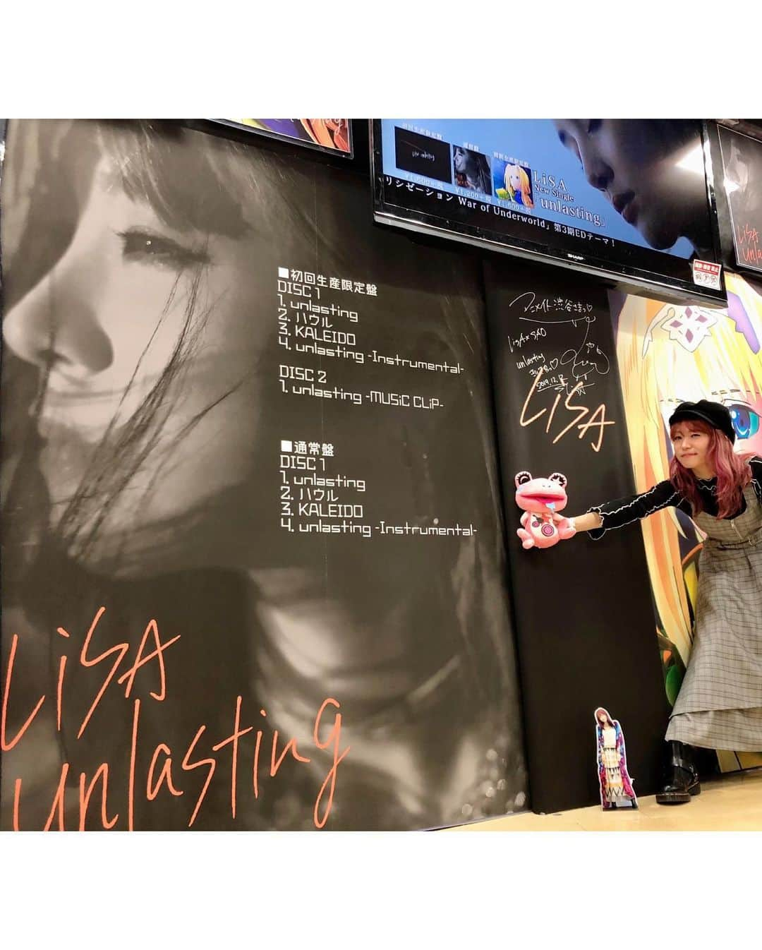 LiSAさんのインスタグラム写真 - (LiSAInstagram)「#unlasting の足跡巡りしてたら、3rd full album 「CONQUEROR」 を発売したBAND-MAIDちゃんに遭遇したっ💿😆♡㊗️ そして、足跡巡り新宿、渋谷も残してきましたっ👣 熱々のラブレター(CD)に、熱々の展開を載せて皆に届けてくれています。デビューから変わらずお店の方々待っていてくれて一緒に発売を喜んでくれて嬉しいです。紅白のお祝いも沢山していただいています。足跡みてね👣 ♡ #lisa #unlasting #sao_anime」12月12日 20時03分 - xlisa_olivex