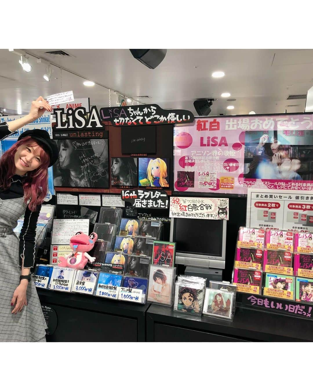 LiSAさんのインスタグラム写真 - (LiSAInstagram)「#unlasting の足跡巡りしてたら、3rd full album 「CONQUEROR」 を発売したBAND-MAIDちゃんに遭遇したっ💿😆♡㊗️ そして、足跡巡り新宿、渋谷も残してきましたっ👣 熱々のラブレター(CD)に、熱々の展開を載せて皆に届けてくれています。デビューから変わらずお店の方々待っていてくれて一緒に発売を喜んでくれて嬉しいです。紅白のお祝いも沢山していただいています。足跡みてね👣 ♡ #lisa #unlasting #sao_anime」12月12日 20時03分 - xlisa_olivex