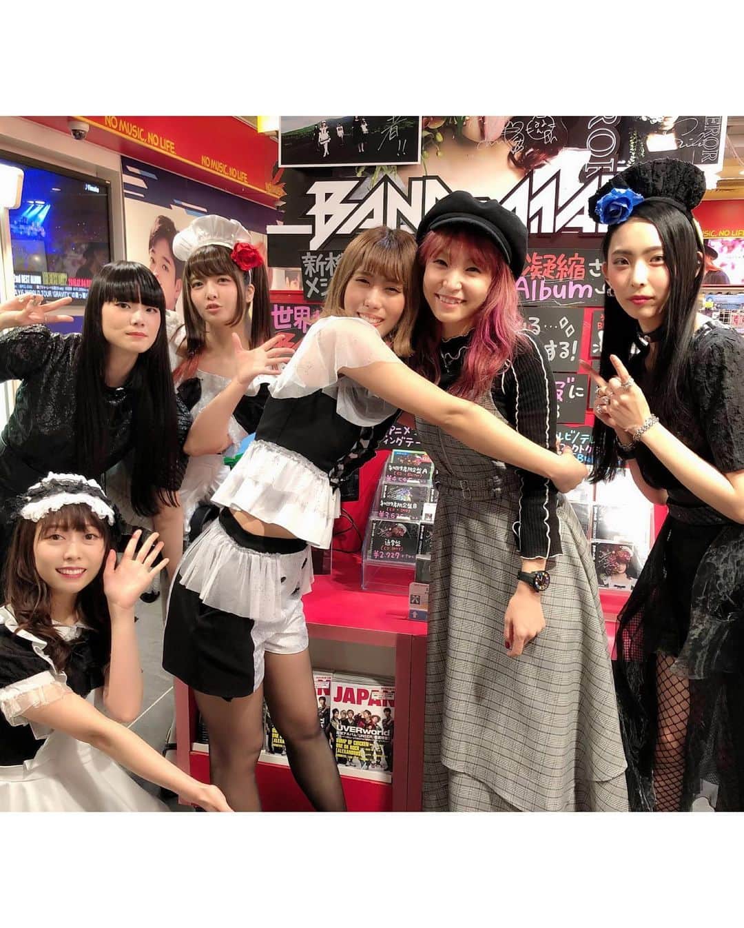 のインスタグラム：「#unlasting の足跡巡りしてたら、3rd full album 「CONQUEROR」 を発売したBAND-MAIDちゃんに遭遇したっ💿😆♡㊗️ そして、足跡巡り新宿、渋谷も残してきましたっ👣 熱々のラブレター(CD)に、熱々の展開を載せて皆に届けてくれています。デビューから変わらずお店の方々待っていてくれて一緒に発売を喜んでくれて嬉しいです。紅白のお祝いも沢山していただいています。足跡みてね👣 ♡ #lisa #unlasting #sao_anime」