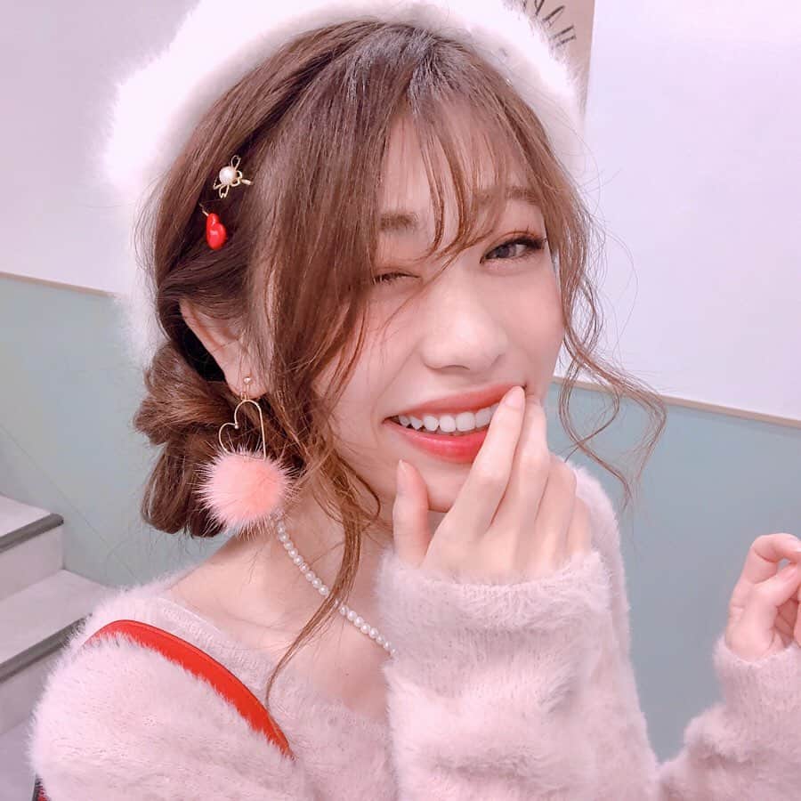 のインスタグラム：「﻿ 寒くなってきたからシャギーニット♥️﻿ ﻿ ﻿ 秋服から徐々に冬服にチェンジしていきまーす(* ॑꒳ ॑* )♥﻿ ﻿ ﻿ 冬のモテアイテムといえば﻿ このシャギーニット😍💞💞﻿ ﻿ ﻿ シャギーニットって﻿ ふわふわしてて可愛くて触りたくなるような﻿ 手触りが最高なんだよね😭😫💓﻿ ﻿ ﻿ 小動物っぽさが出て可愛い💗﻿ ﻿ ﻿ でもシャギーニットって﻿ フワフワな分﻿ 着膨れしやすかったりして、﻿ って思う人いると思うんだけど、﻿ ﻿ 台形ミニスカートと合わせると﻿ 足痩せ効果もあるし、インすることで﻿ ウエストが締まって見えていいよ♥﻿ ﻿ ﻿ ﻿ ﻿ これでみんなもモテコーデ😋♥️♥️﻿ ﻿ ﻿ ﻿ ﻿ ⸜❤︎⸝〜𝚌𝚘𝚍𝚎〜⸜❤︎⸝﻿ ﻿ ﻿ ❥トップス﻿ #resexxy﻿ ﻿ ❥スカート﻿ #wego﻿ ﻿ ﻿ ﻿ ﻿ ﻿ ﻿ ﻿ ﻿ #リゼクシー  #もてコーデ #モテ #モテ服 #モテ女子 #モテ女 #モテアレンジ #モテファッション #オルチャン #オルチャンファッション #オルチャンコーデ #オルチャンスタイル #オルチャンファッションコーデ #シャギーニット #着痩せ #着痩せコーデ #着痩せ効果 #着痩せ術 #着痩せテク #着痩せニット #옷스타그램 #코디 #스타일링 #팔로우﻿ #패션스타그램﻿」