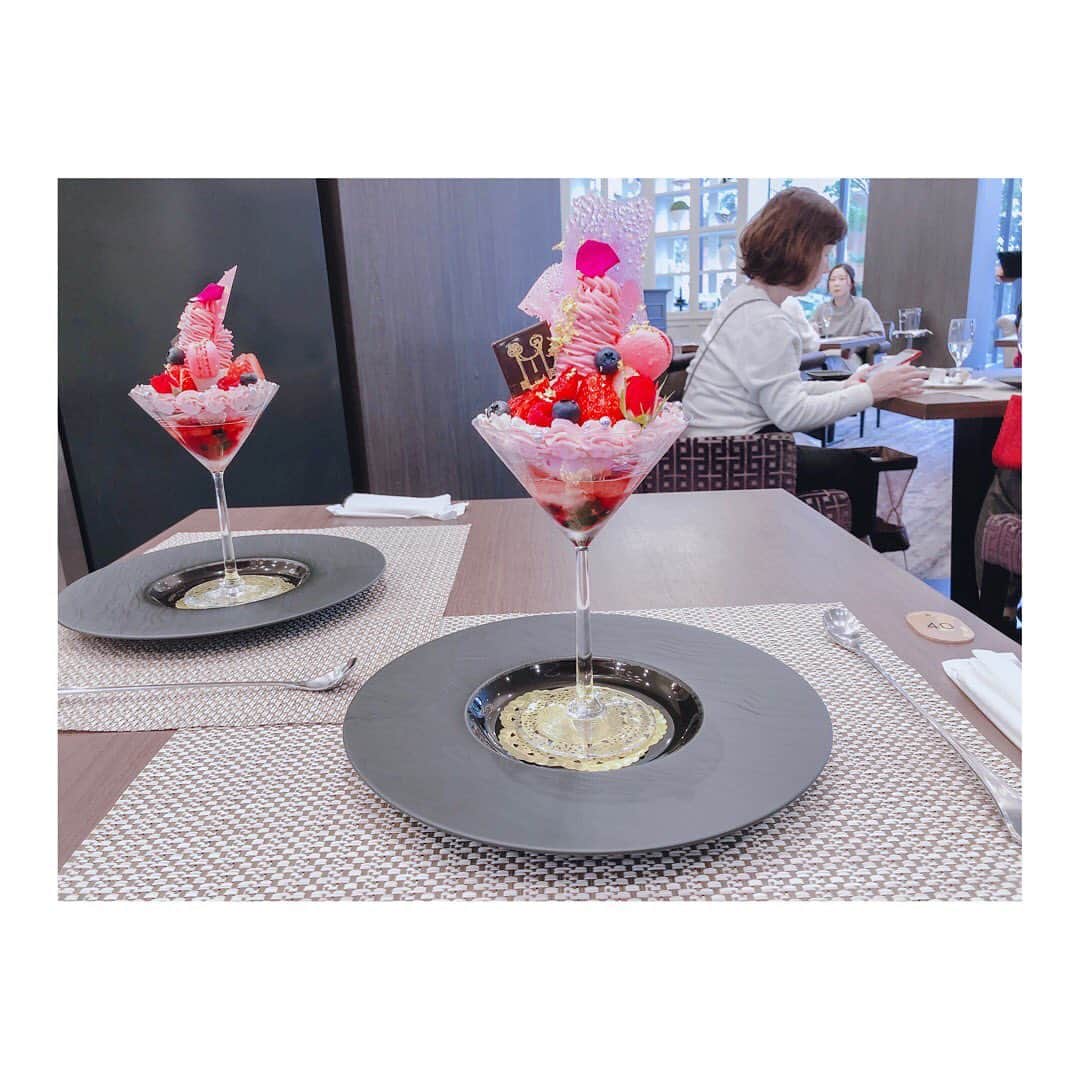 鈴木みのりのインスタグラム：「下の方アルコール入っててベリーづくしで豪華で美味しかった🥺💕 *  #名古屋グルメ  #名古屋カフェ  #名古屋 #ストリングスホテル名古屋 #ストリングスホテル #グラマシースイート #パフェ #いちごパフェ #豪華 #グルメ #nagoya  #parfait」