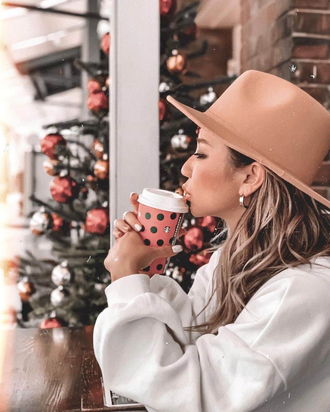 のインスタグラム：「🎄 . . クリスマスプレゼント悩むな〜w サンタになに頼もうかなww . あ、最近付けてるこのハワイアンピアス @marcella26 で販売スタートしたよん❤︎ 「幸せを運ぶ」necklaceとのset プレゼントにもおすすめ🥰 . #クリスマスツリー 柱がw」