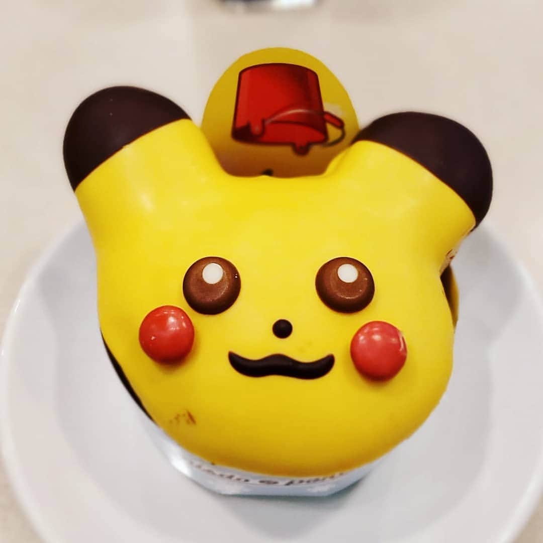 のインスタグラム：「ピピピピカチュウo'ᆺ'o 【ミスタードーナツ】 期間限定 💛ピカチュウドーナツ  今年もミスドにピカチュウ登場！ 昨年ぱんもん @panmon15 と街中探し回ったのがウソの様に今年はカンタンにゲットだぜ！  バナナチョココーティングの中にはホイップ入りで、あっという間にペロリ黒猫ピカ〜😸. .  #黒猫食べ過ぎ #ピカチュウドーナツ #ミスタードーナツ #かわいい」